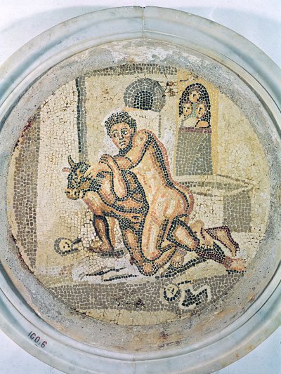 Theseus worstelt met de Minotaurus in het Labyrint door Roman Imperial Period